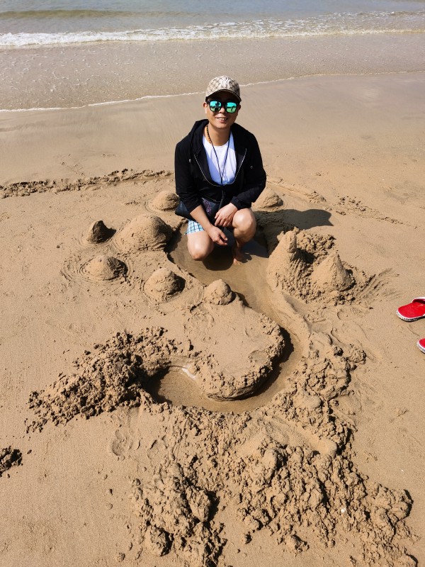 我在小小的水池里，挖呀挖呀挖.